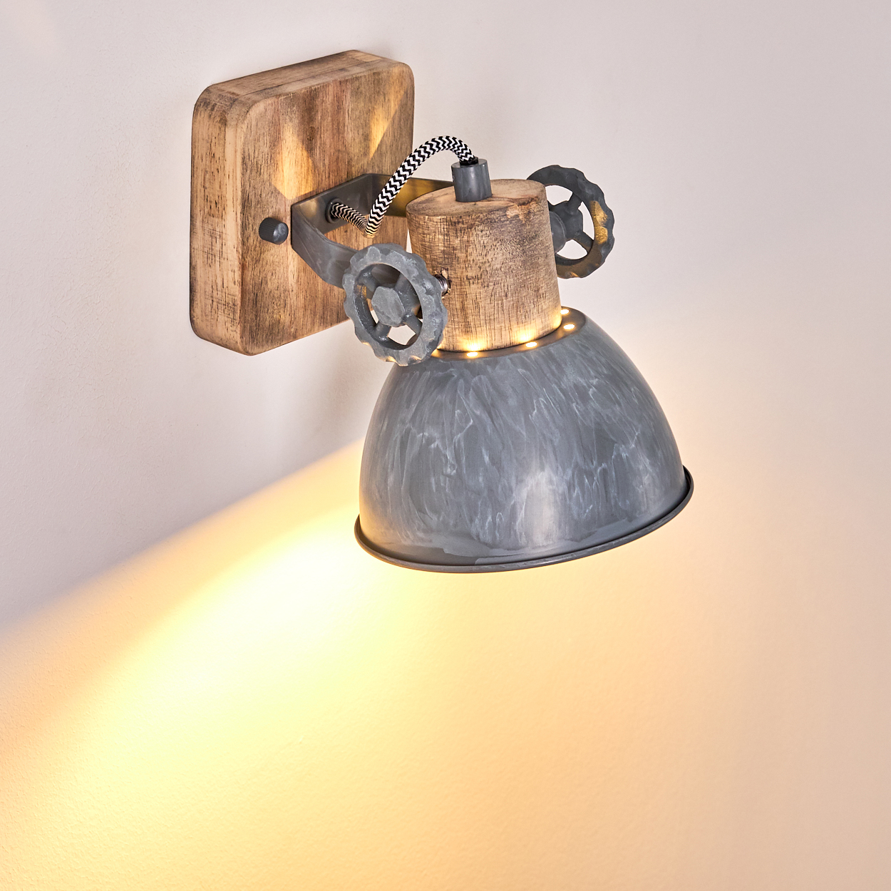 Industrielle Wandleuchte mit Holzbasis, Metallschirm und Zahnrad-Akzenten.