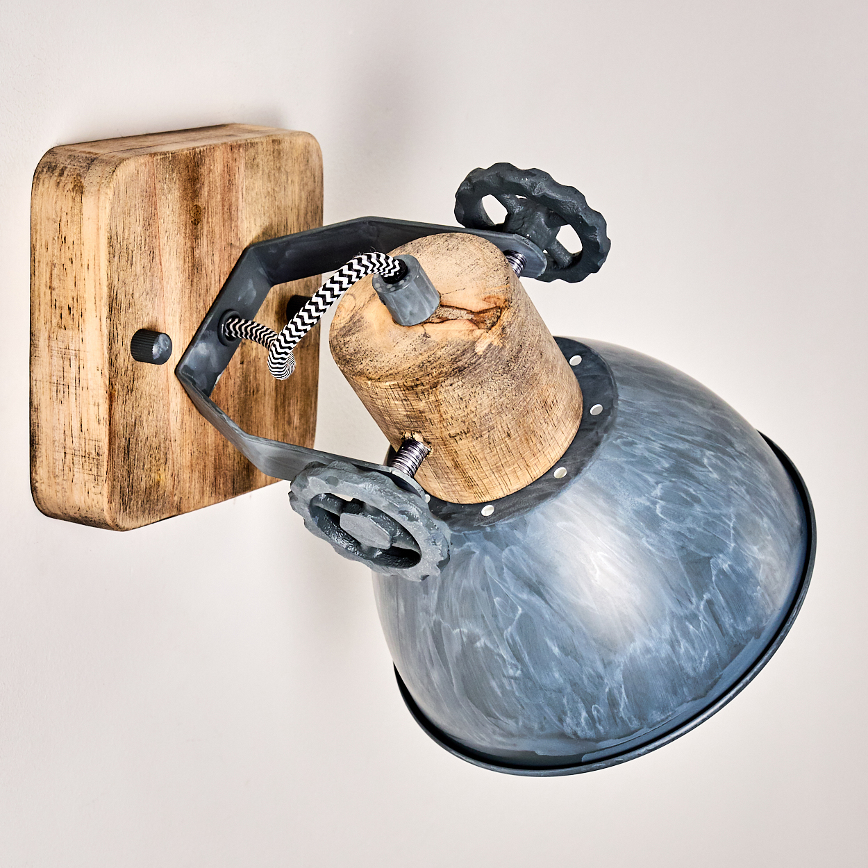 Industrielle Wandleuchte mit Holzsockel, Metallarm und grauem Lampenschirm.