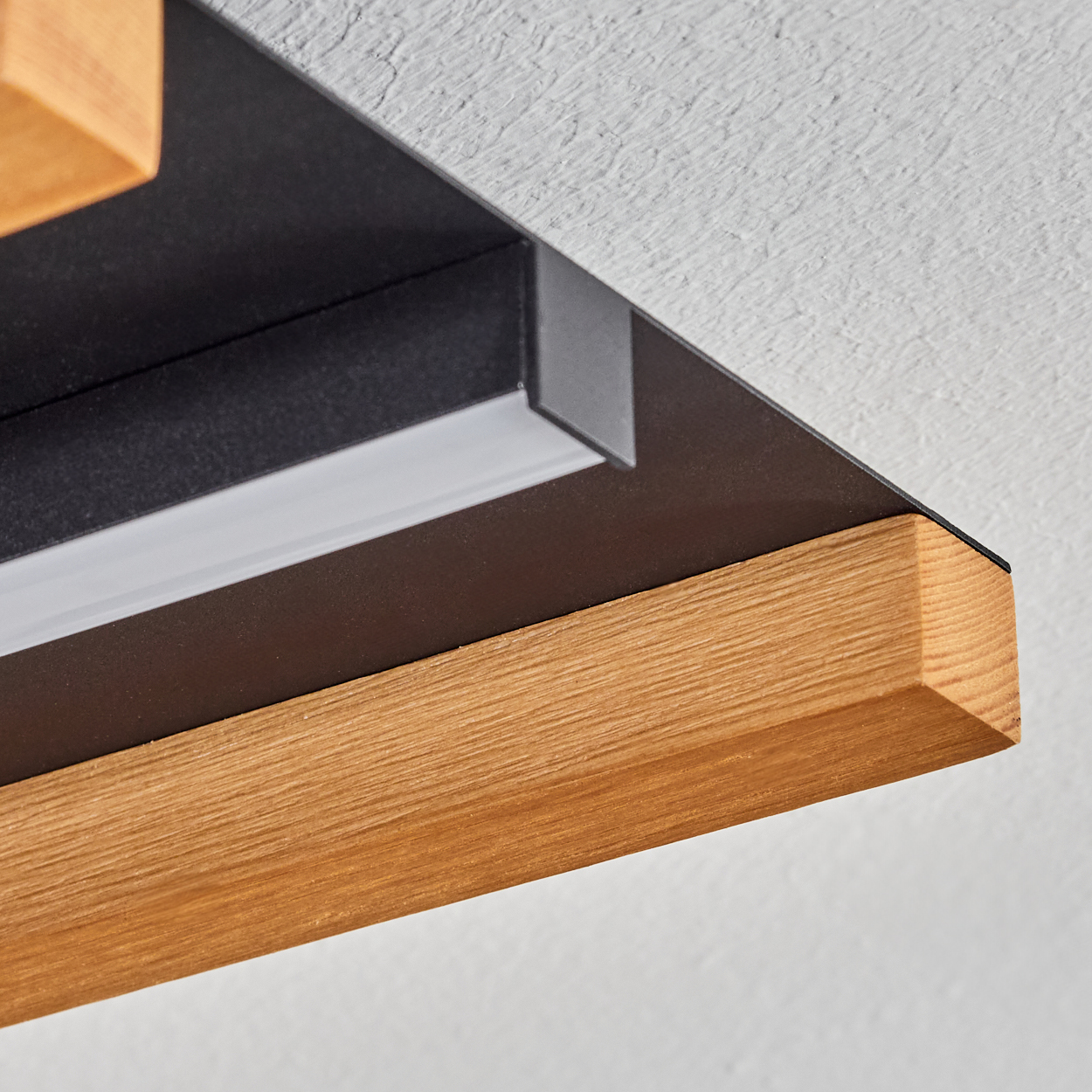 Holz- und schwarzes Metallgehäuse mit integrierter Leuchte.