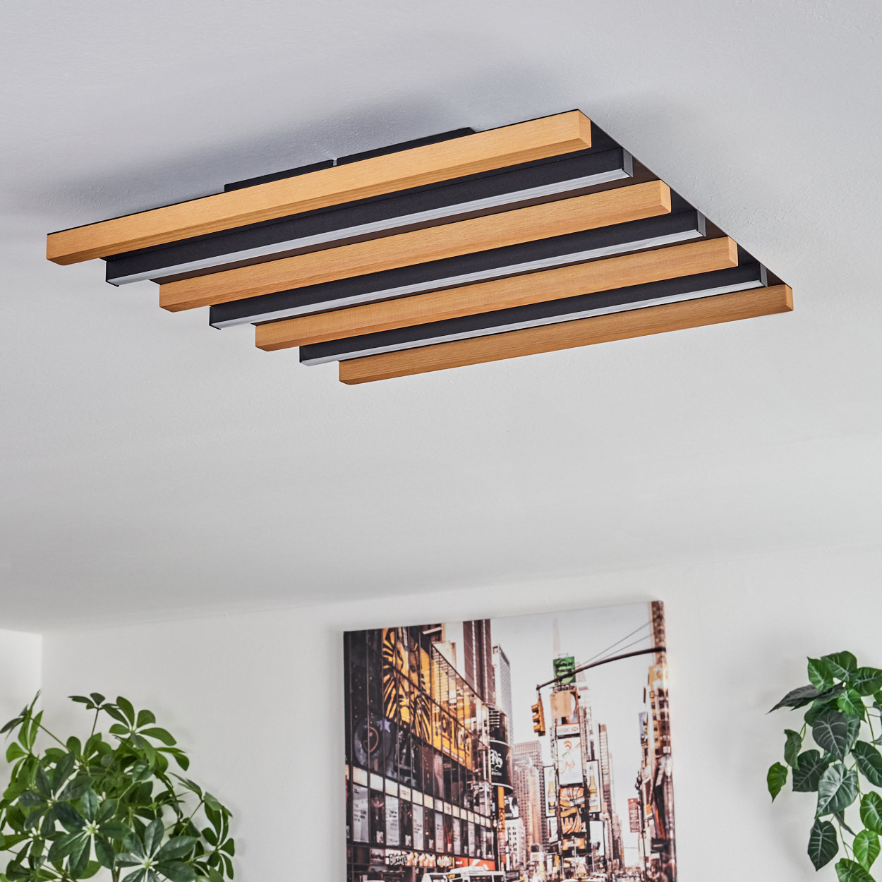 Moderne Deckenleuchte mit Holzlamellen und schwarzen Einsätzen.