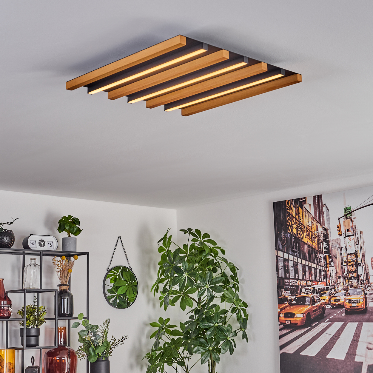 Moderne Deckenleuchte mit Holzlamellen und integrierter Beleuchtung.