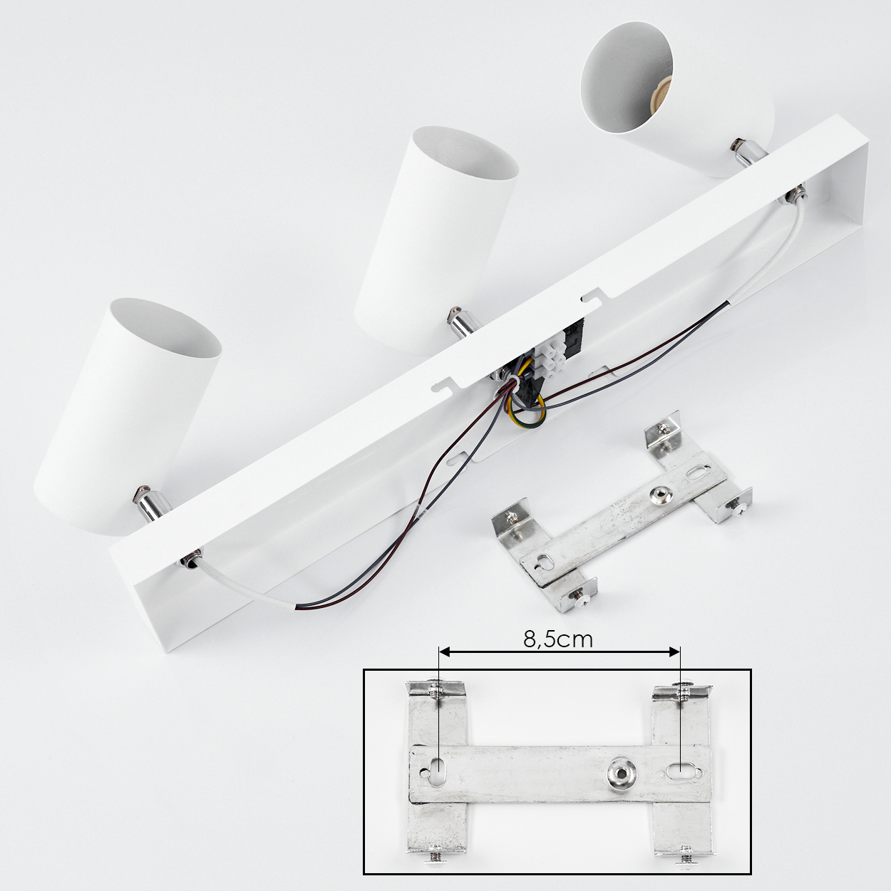 Weiße Lampe mit drei schwenkbaren Spots und Montagehalterung.