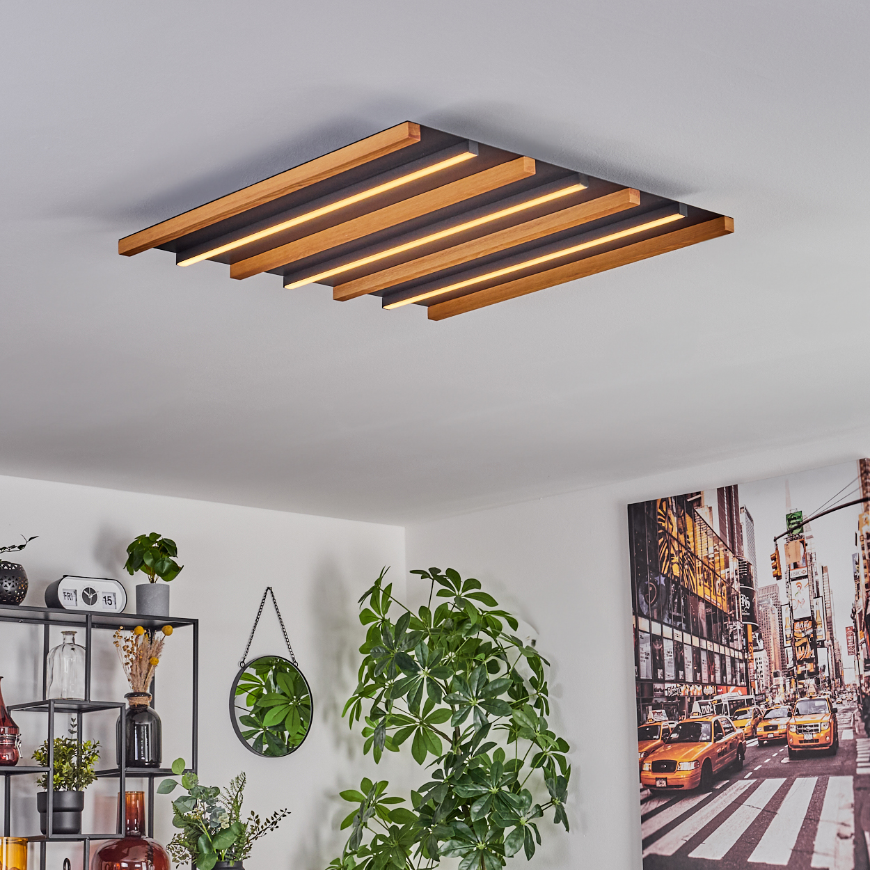 Deckenleuchte mit Holzlamellen und integriertem Licht über einem New-York-Bild.