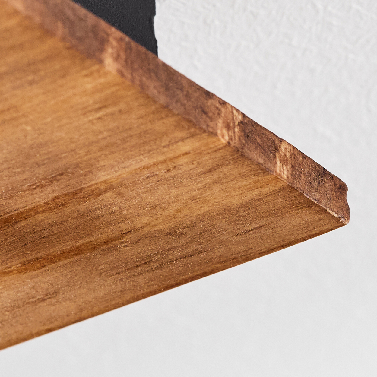 Holzregal mit Maserung und Kante vor weißem Hintergrund.
