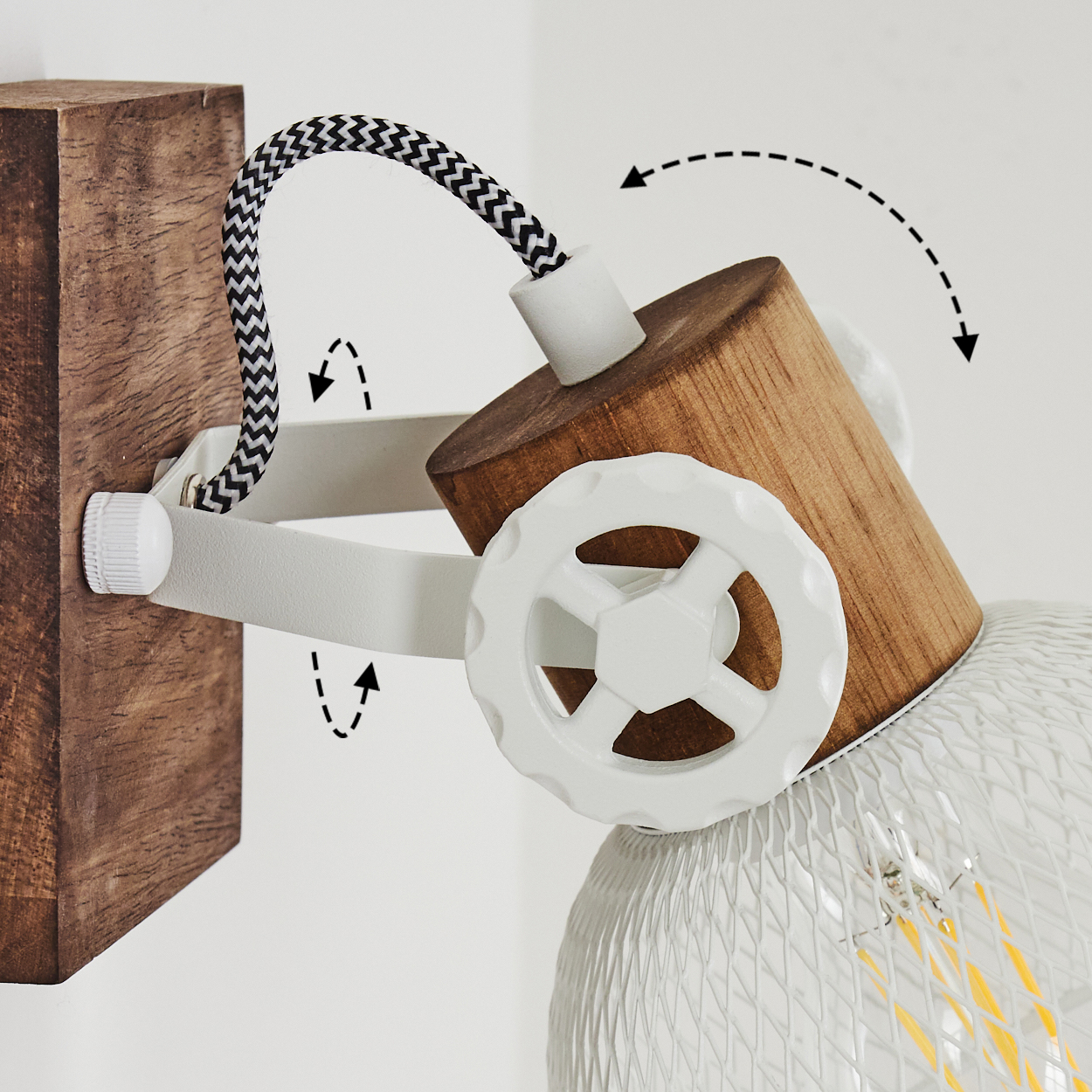 Ein Holzbalken mit Wandleuchte, verstellbarem Arm und weißem Lampenschirm.