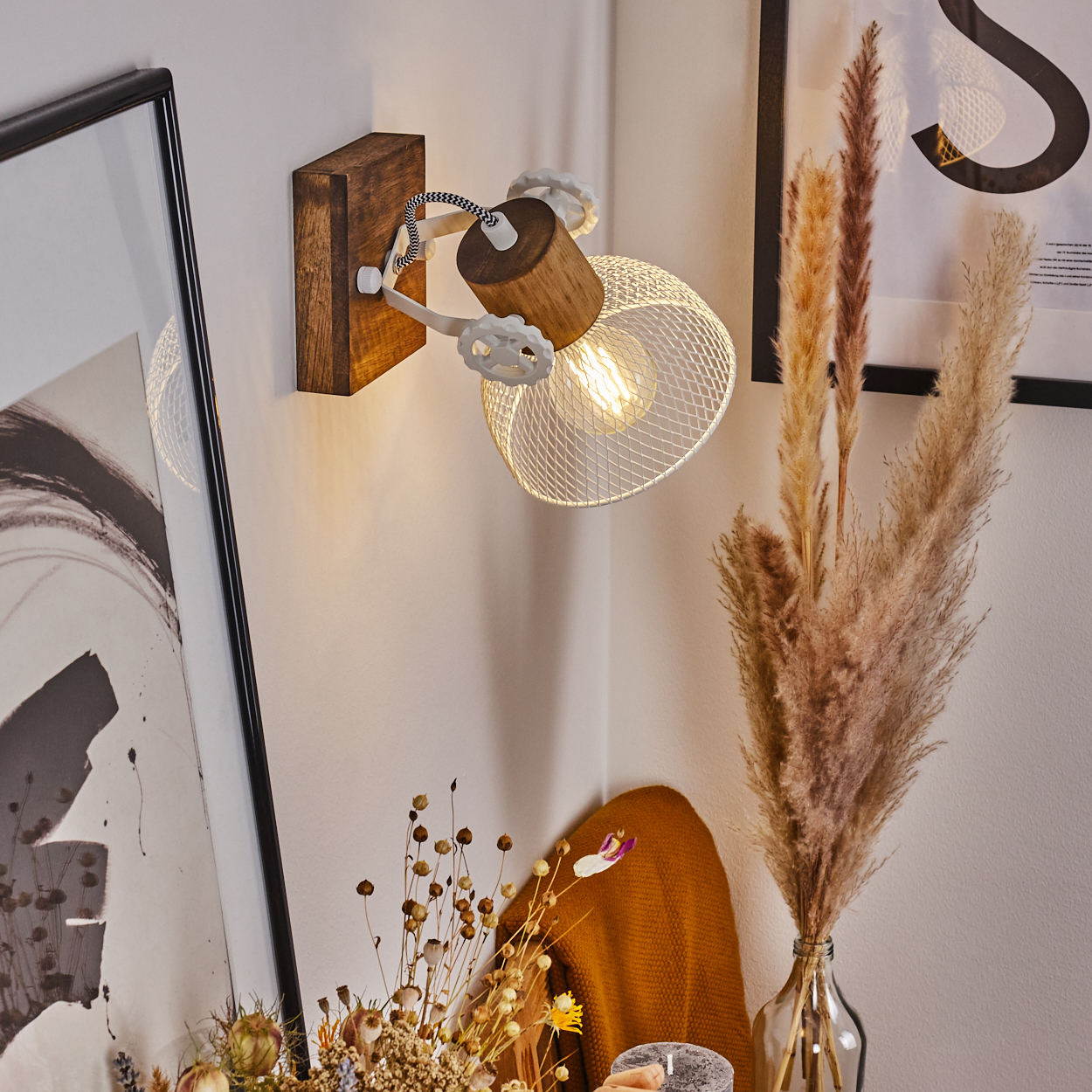 Eine Wandleuchte mit Holzsockel, Metallschirm und sichtbarer Glühbirne.
