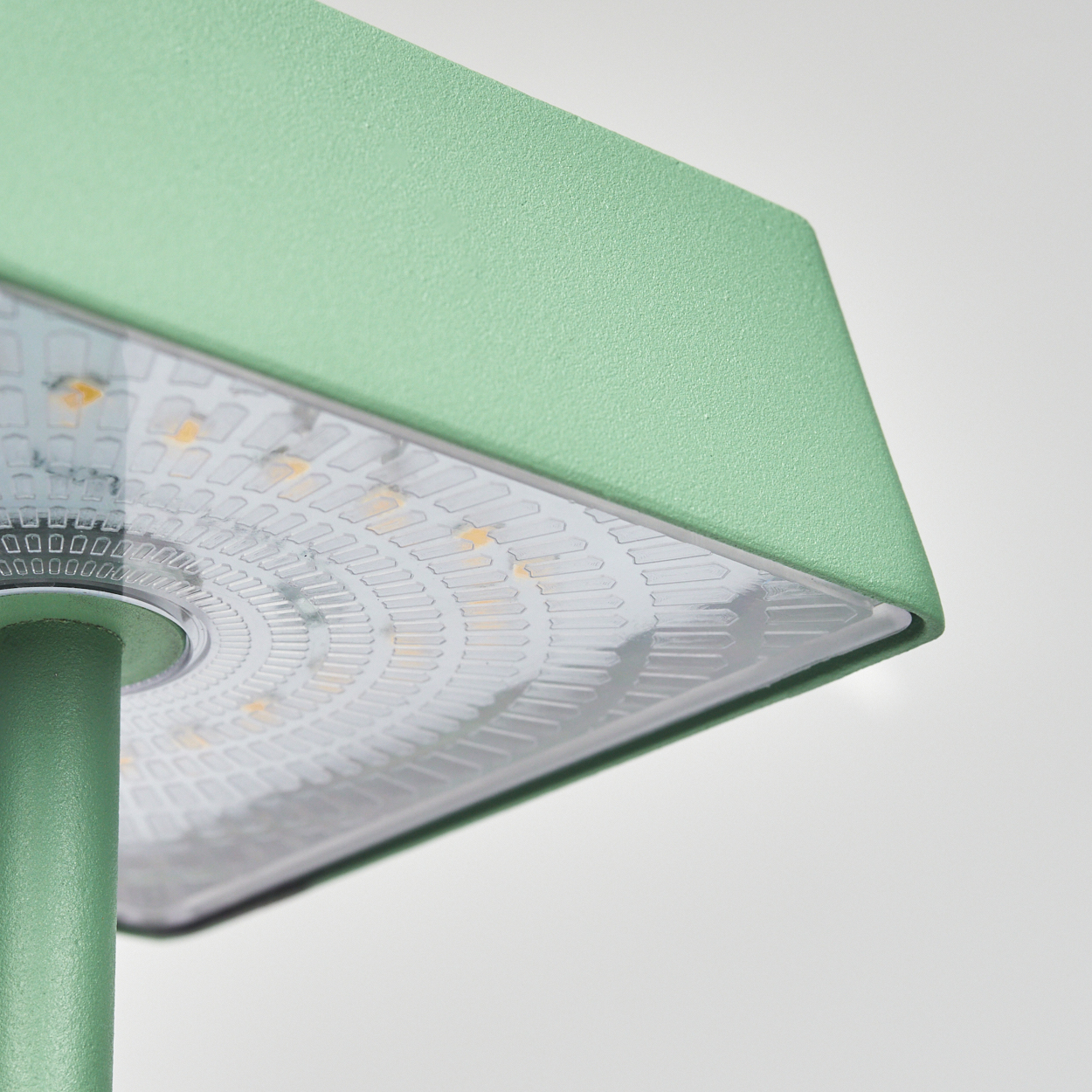 Grüne Lampe mit LED-Beleuchtung und klarer Abdeckung.