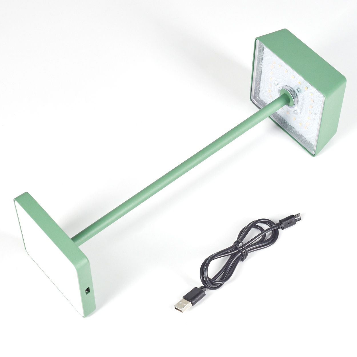 Grüne Lampe mit USB-Kabel auf weißem Grund.