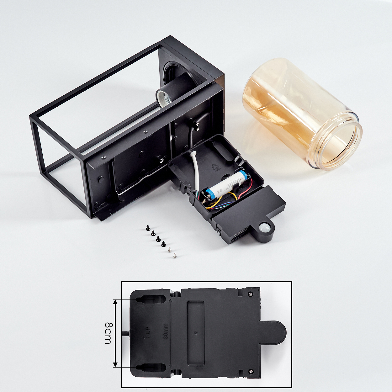 Teile einer Laterne: schwarzer Metallrahmen, Glaszylinder, Batteriegehäuse mit Batterie.