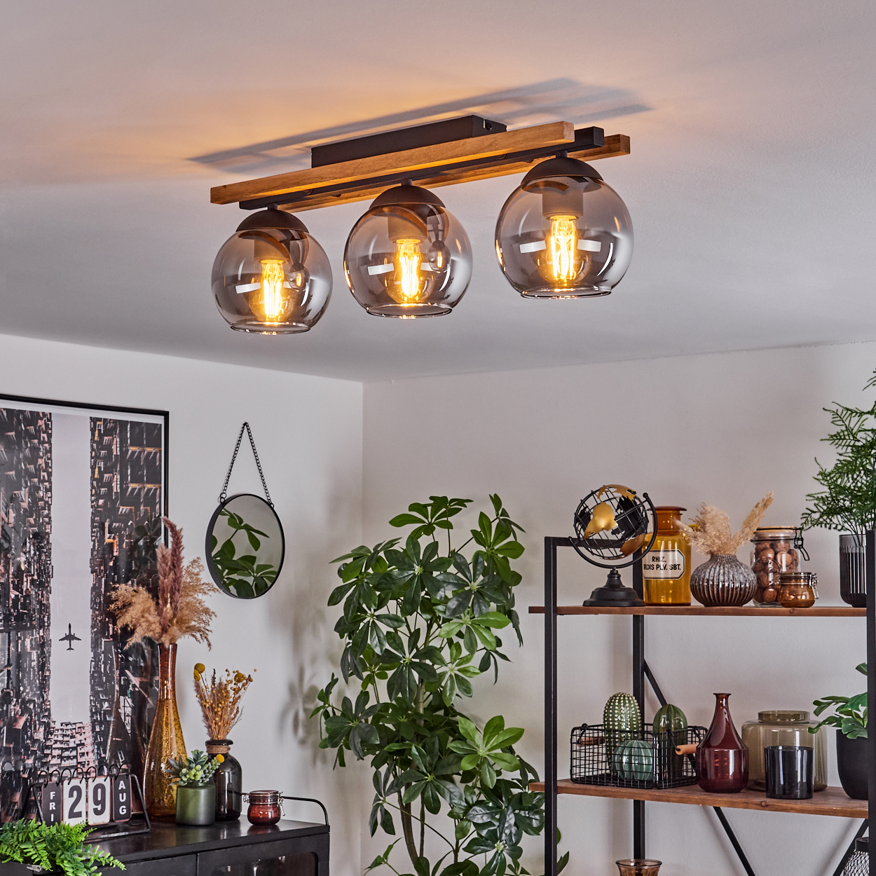 Deckenleuchte mit drei Rauchglas-Kugeln, Holz- und schwarzem Metallgestell.