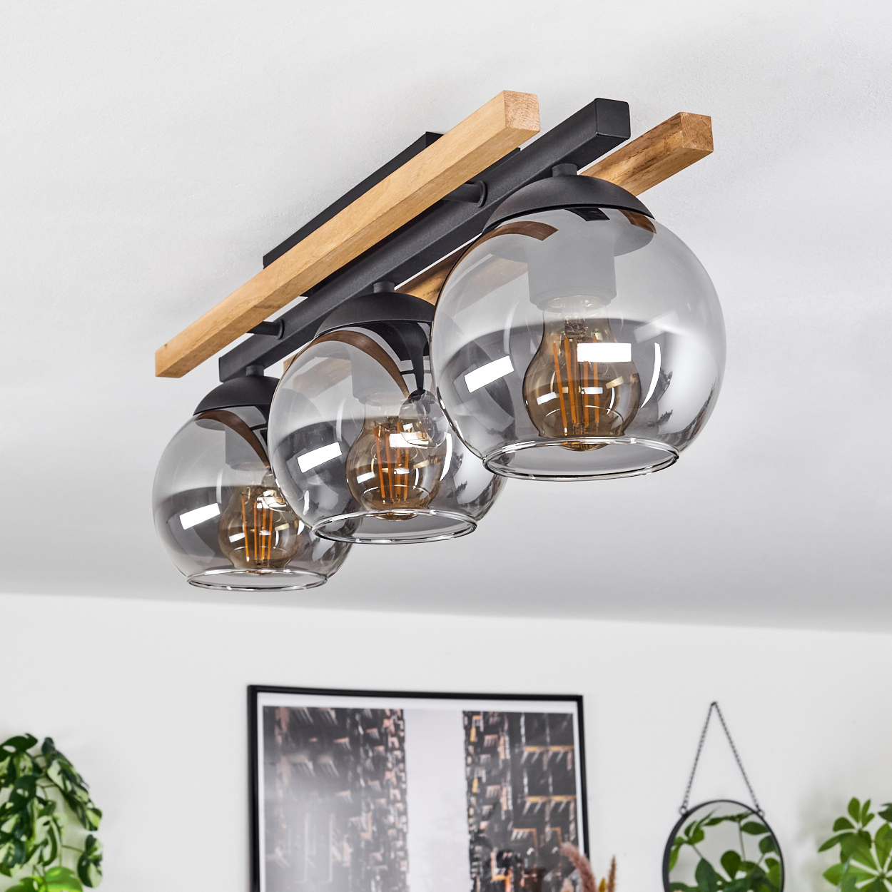 Deckenleuchte mit Holz- und schwarzem Metallrahmen, vier rauchglas Kugelschirm-Leuchten.