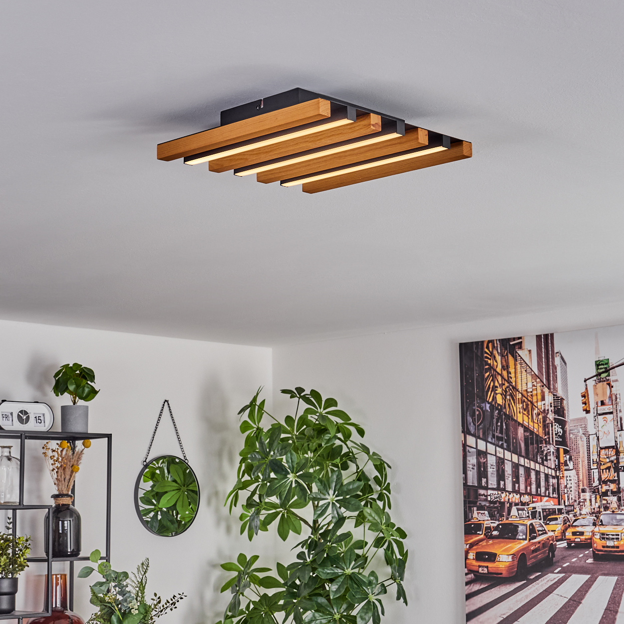 Moderne Deckenleuchte mit Holzlamellen und integrierten LEDs über einem New York Motiv.
