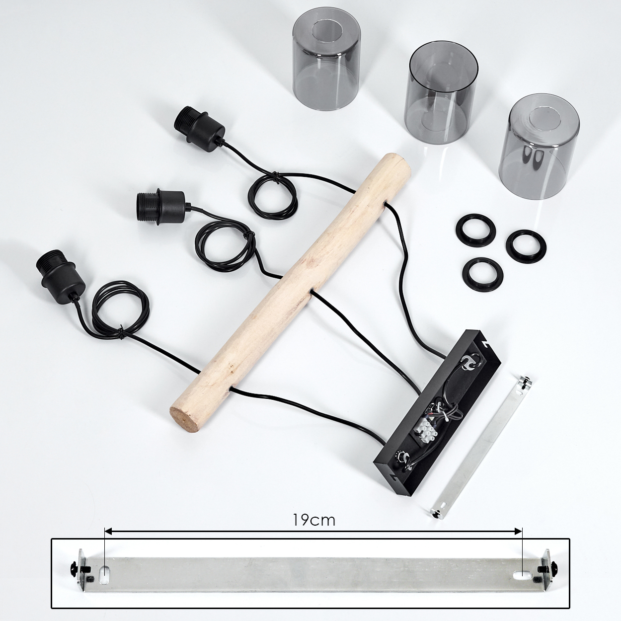 Lampenbauteile: Holzbalken, Kabel, Fassungen, Lampenschirme, Ringe, Gehäuse, 19cm-Leiste.