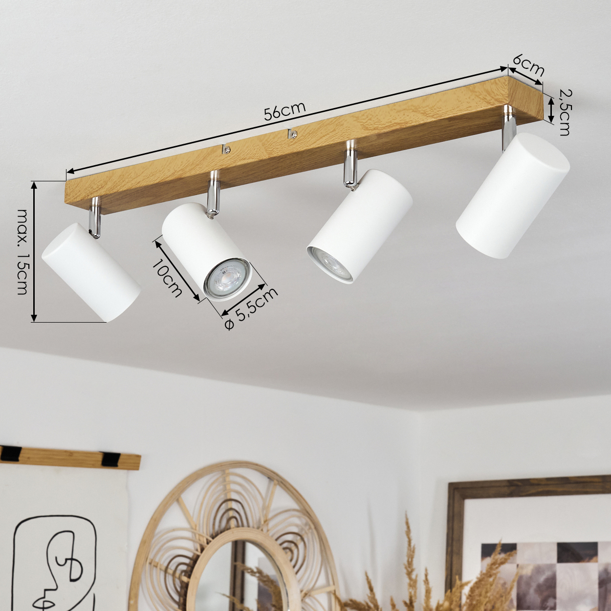 Deckenleuchte mit vier weißen Spots auf einem Holzsockel.