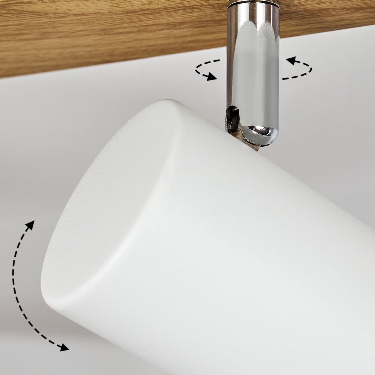 Ein weißer Lampenschirm mit Chromhalterung und Holzdecke. Pfeile zeigen Drehungen.