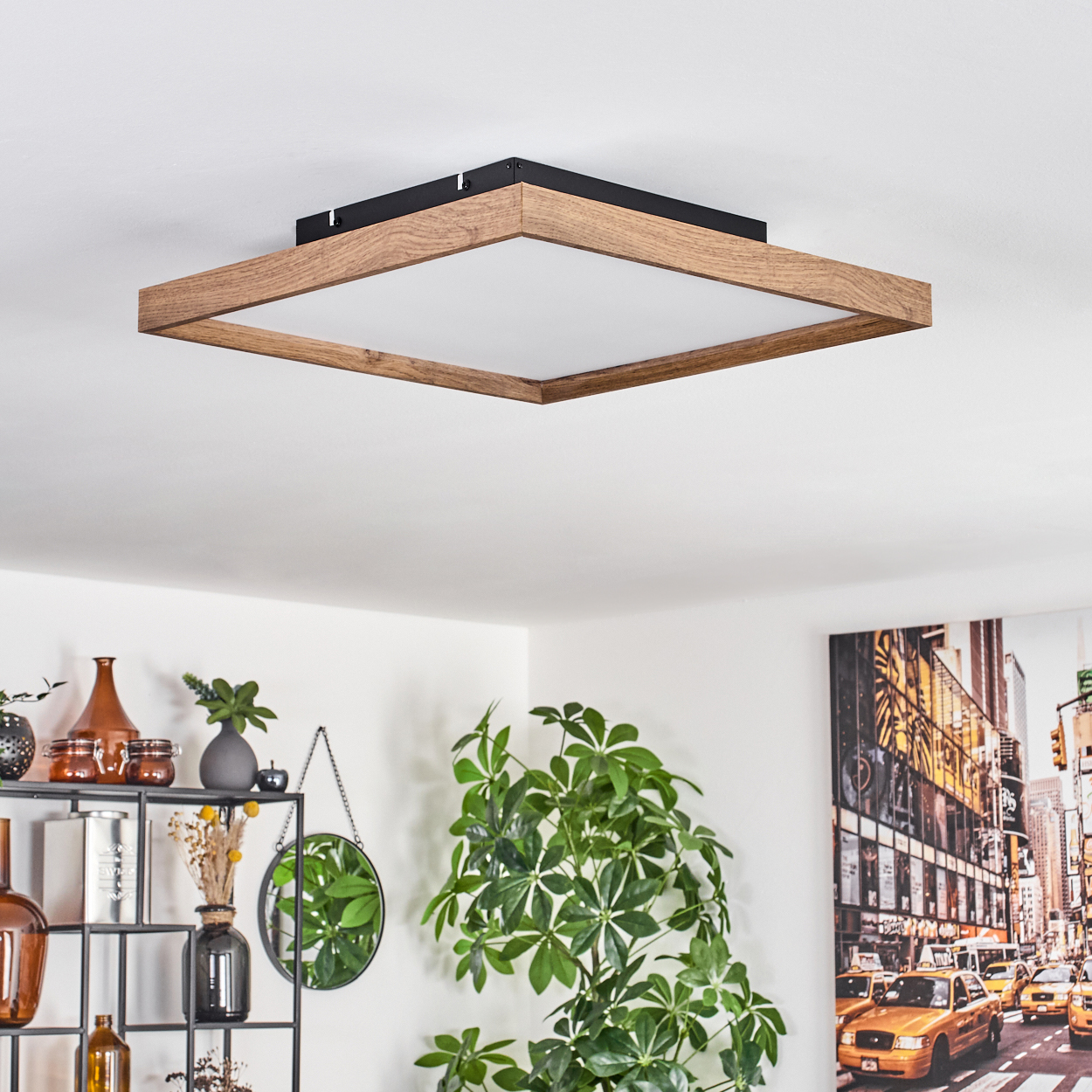 Eine quadratische Deckenleuchte mit Holzrahmen und weißem Diffusor.