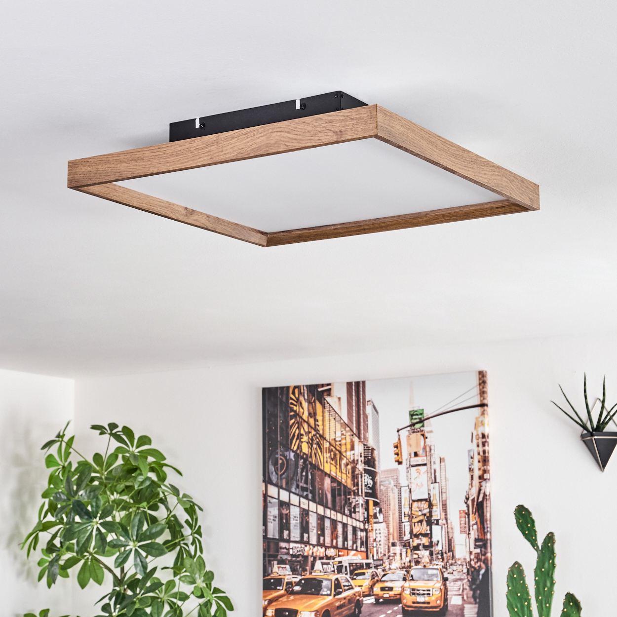 Moderne Deckenleuchte mit Holzrahmen und weißem Diffusor über einem Stadtbild.