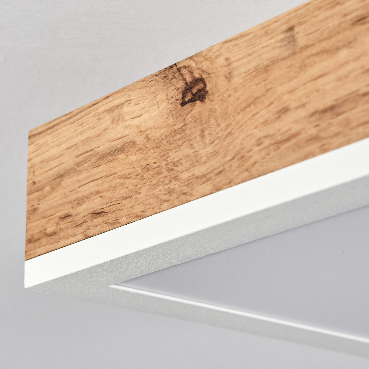 Holzmaserung mit weißem Rahmen und Lichtpaneel.
