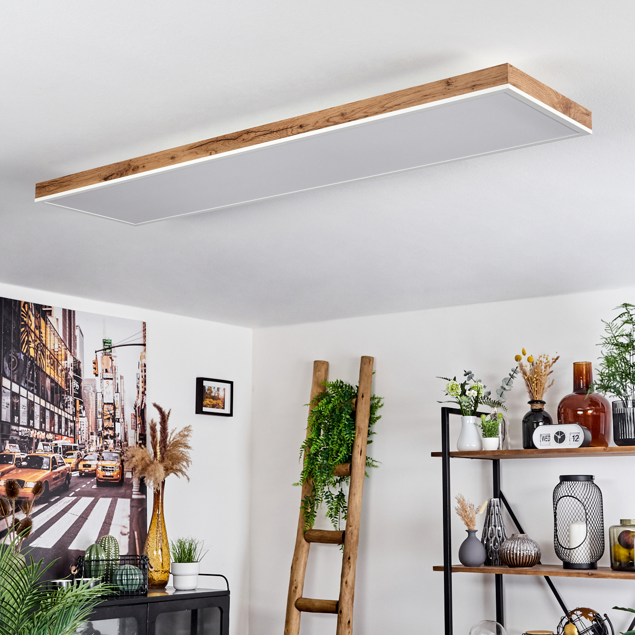 Moderne Deckenleuchte mit Holzrahmen über einem New Yorker Straßenszene-Bild.