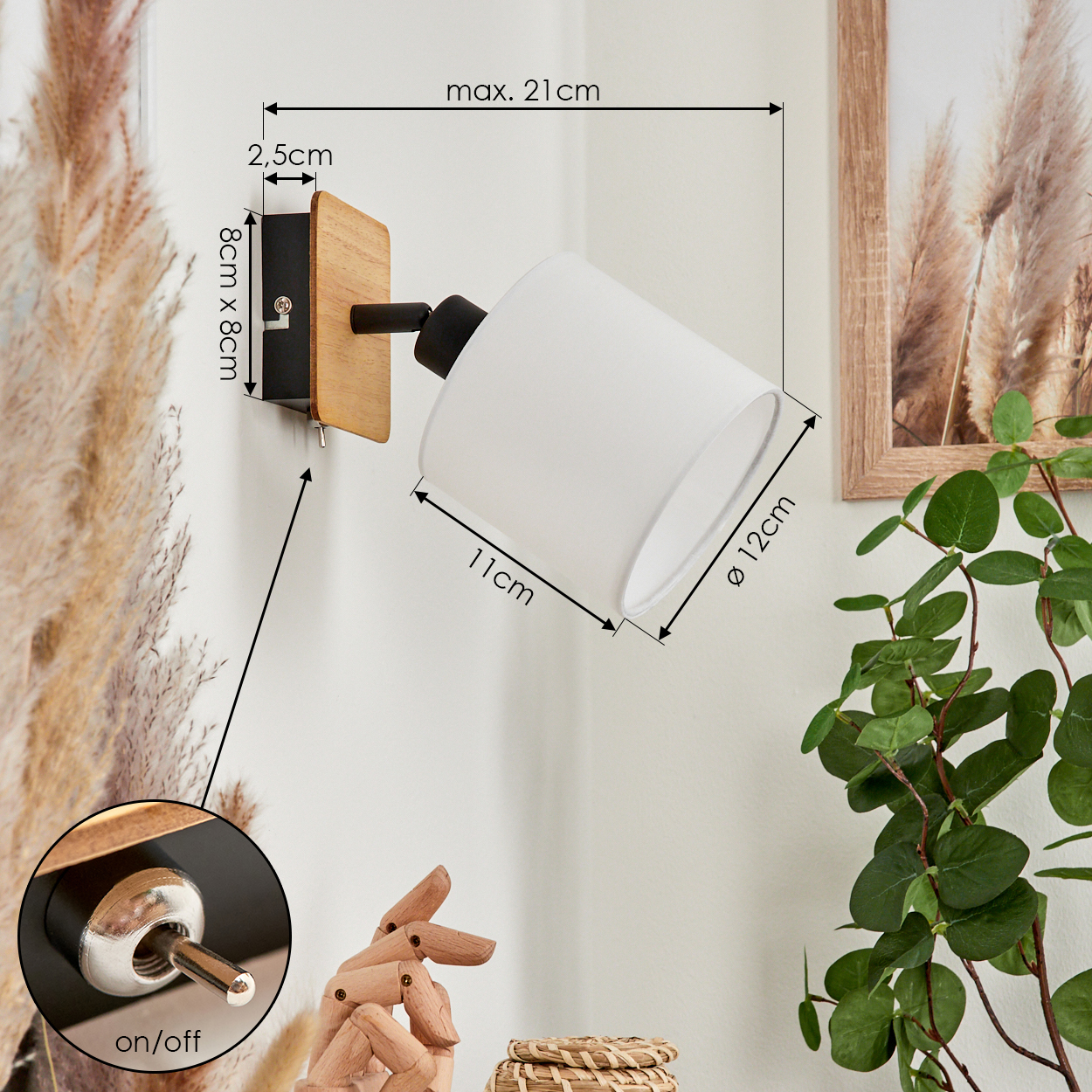 Eine weiße Lampe mit Holzsockel an einer Wand, Maße sind angegeben.