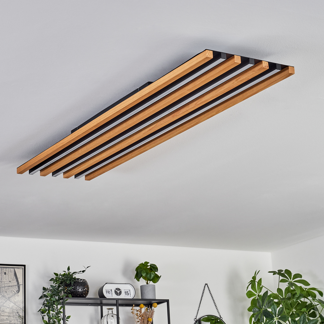 Moderne Deckenleuchte mit Holzlamellen und schwarzen Akzenten.