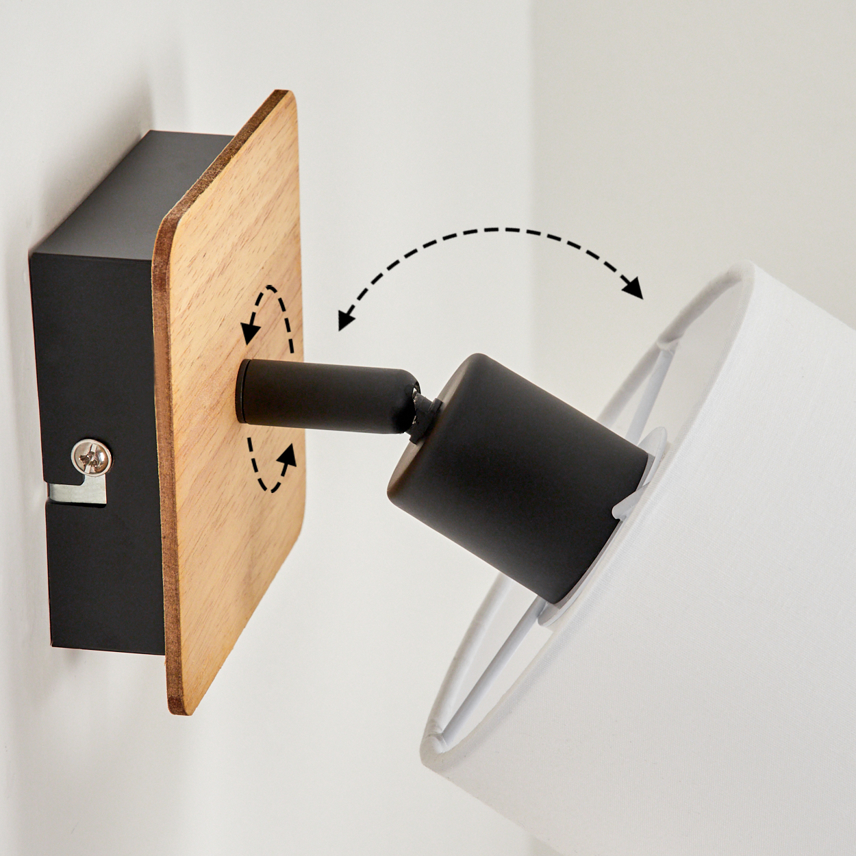 Wandleuchte mit schwarzem Sockel, Holzplatte und verstellbarem Arm mit weißem Schirm.