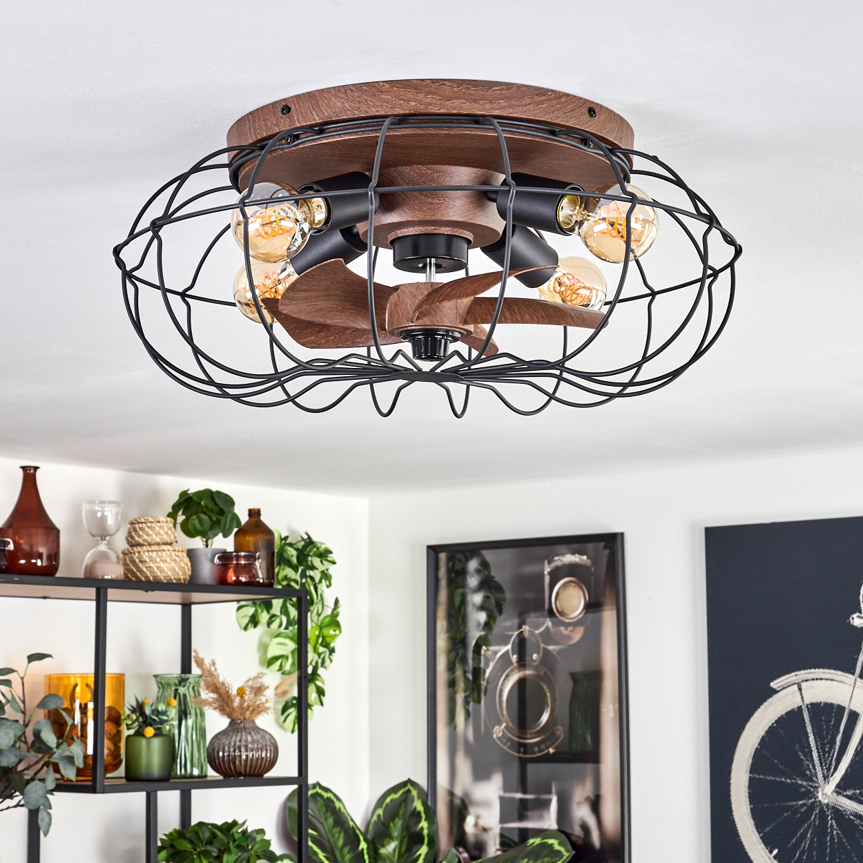 Deckenventilatorlampe mit Holzboden, schwarzem Drahtkäfig, vier Glühbirnen und Holzflügeln.
