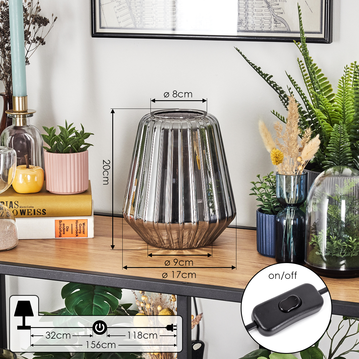 Silberne Lampe mit Rippenmuster, 20cm hoch, auf einem Regal mit Büchern und Pflanzen.