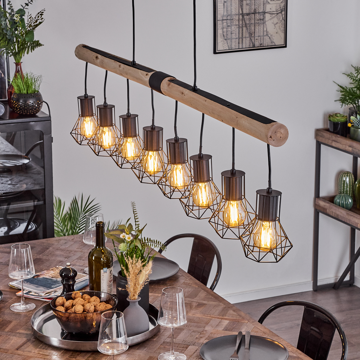 Ein Kronleuchter aus Holzbalken mit 7 Edison-Glühbirnen hängt über einem Esstisch.