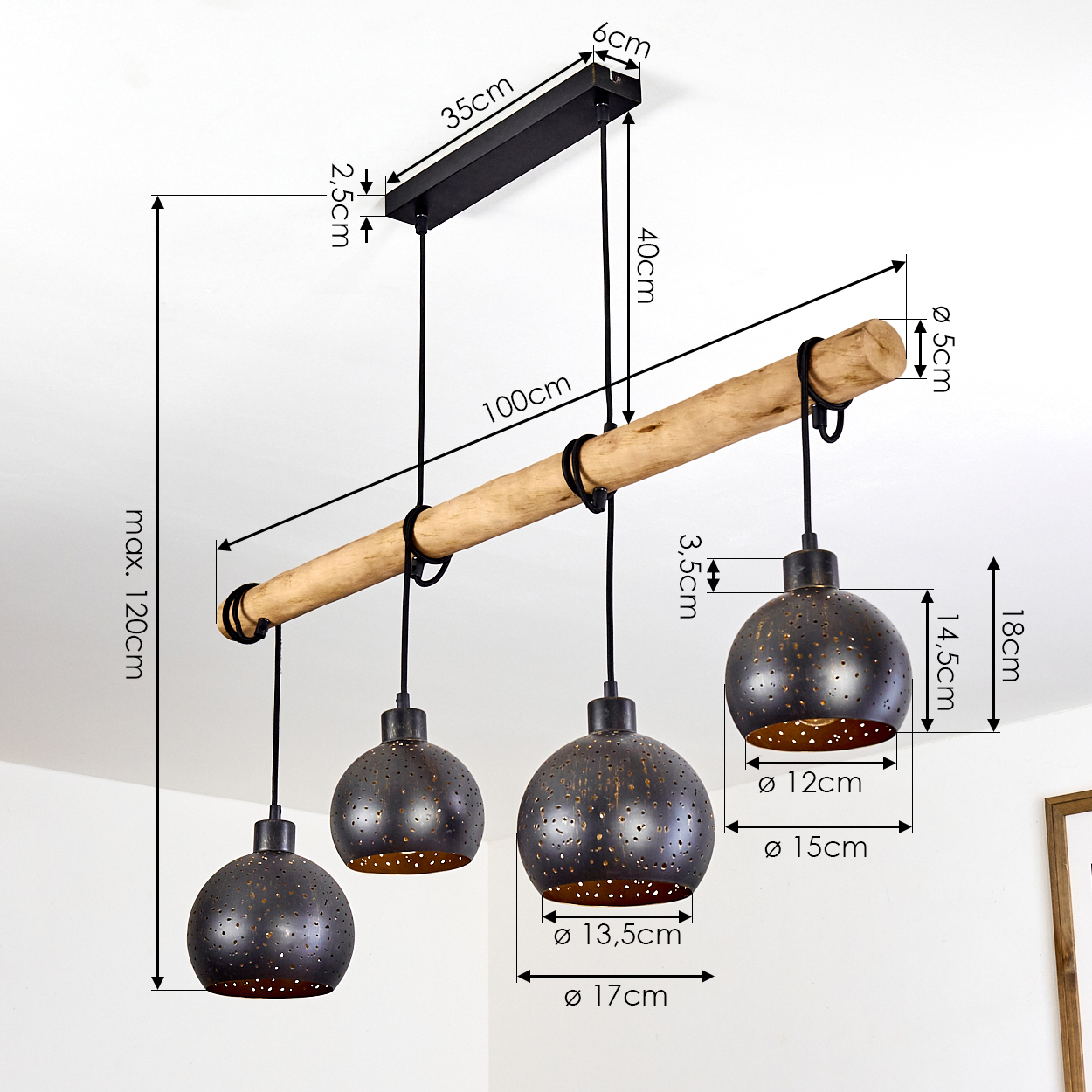 Hängeleuchte mit Holzbalken und vier dunklen Lampenschirmen mit Lochmuster.