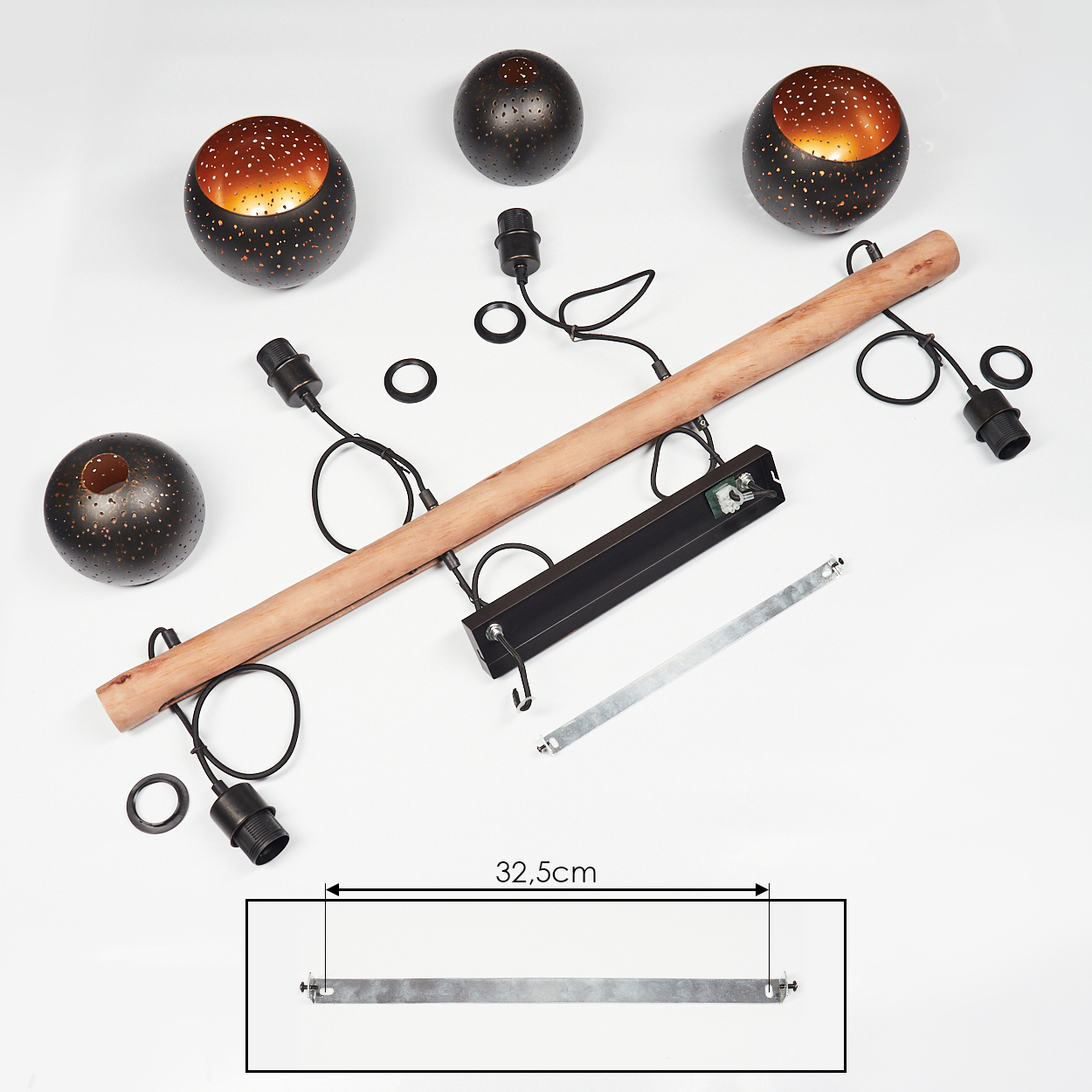 Lampenteile: Holzstange, Lampenschirme, Kabel, Fassungen, Metallstreifen.