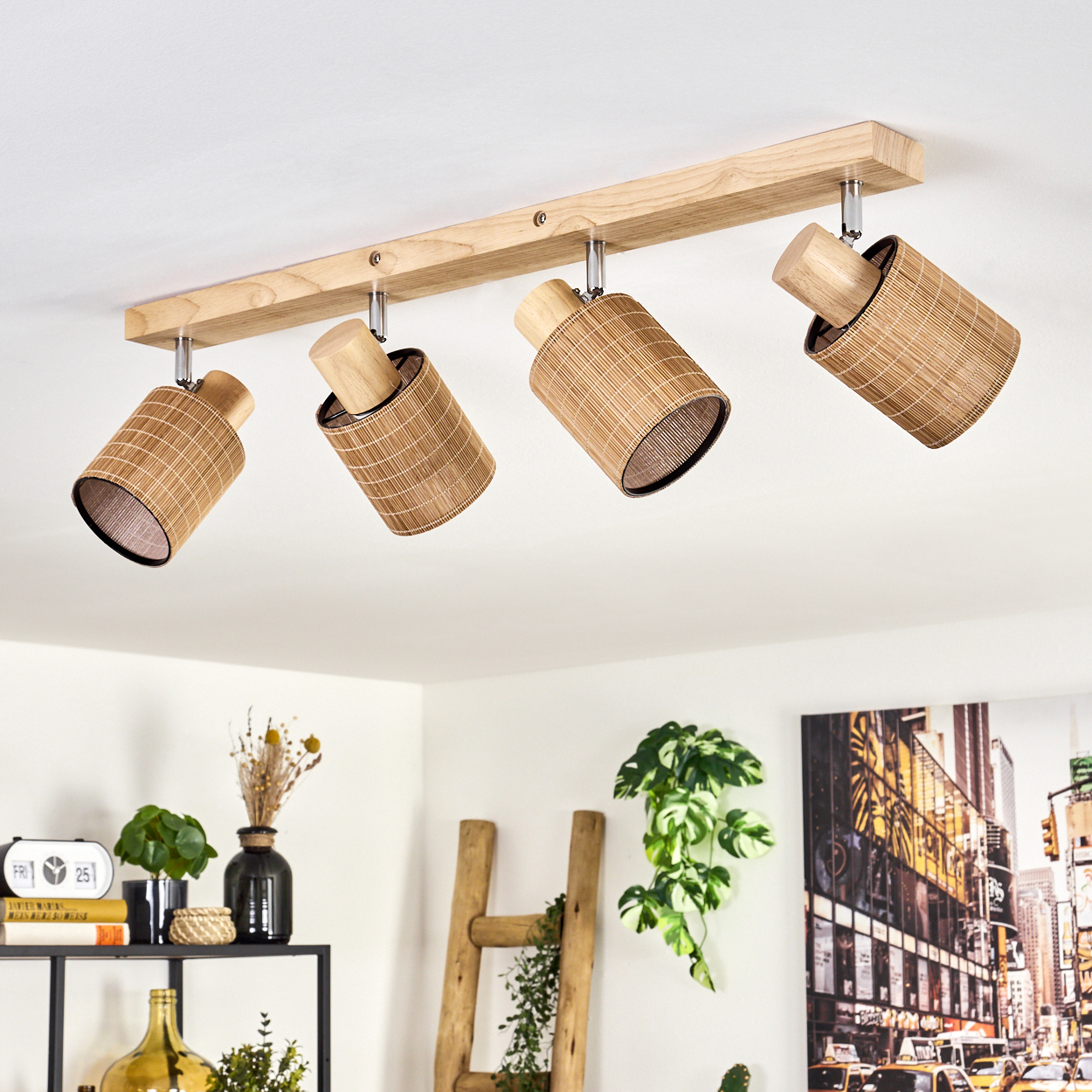 Holzdeckenlampe mit vier Körben aus Rattangeflecht und Holzelementen.