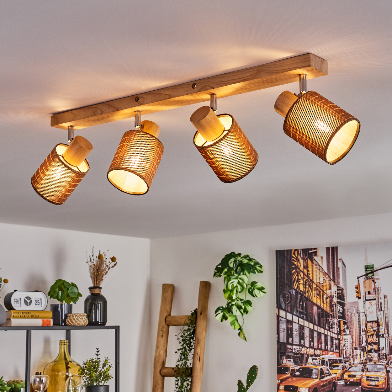 Holzdeckenleuchte mit vier Körben aus Rattan und Holzköpfen.