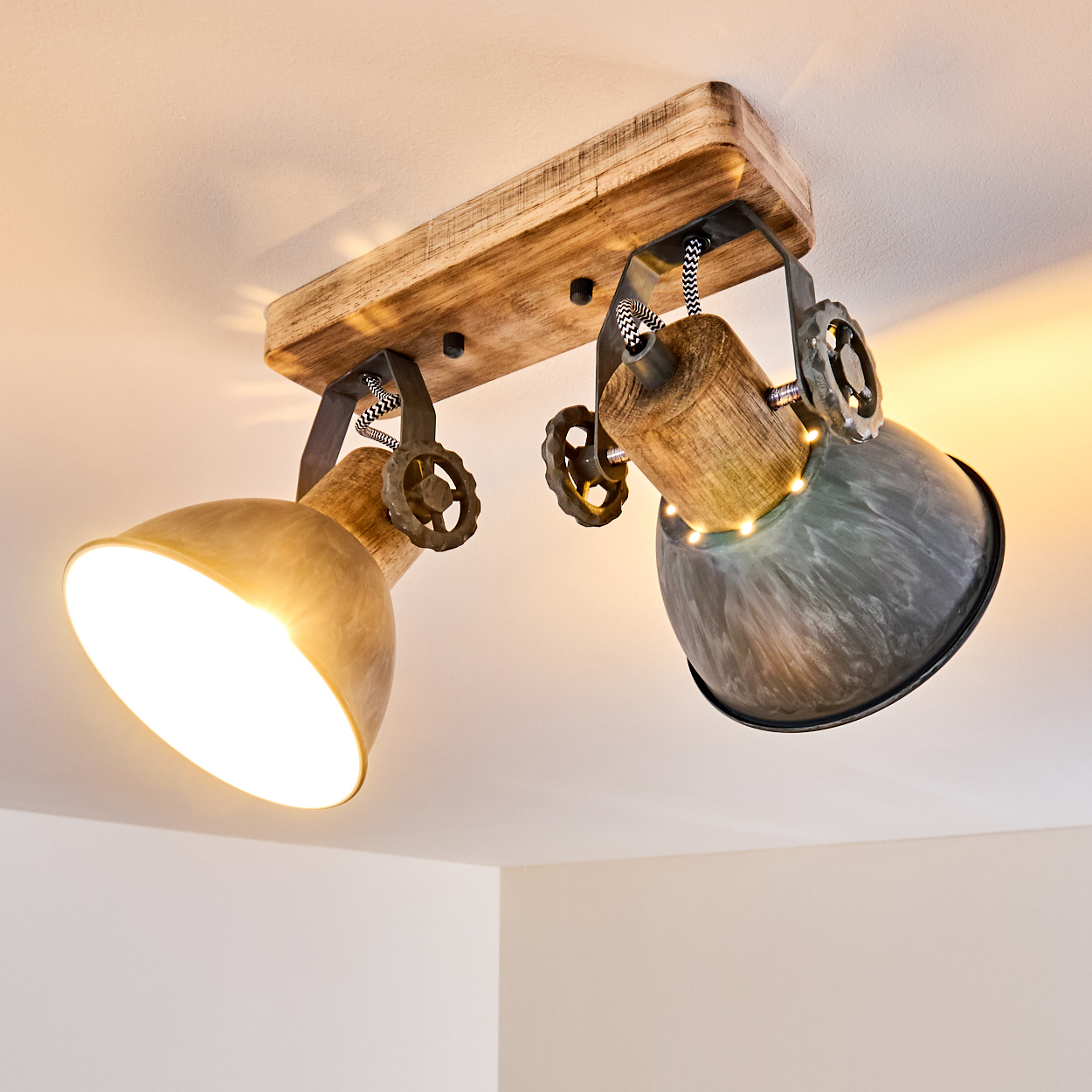 Deckenleuchte mit Holzsockel, zwei verstellbaren Metallschirmen und industriellen Akzenten.