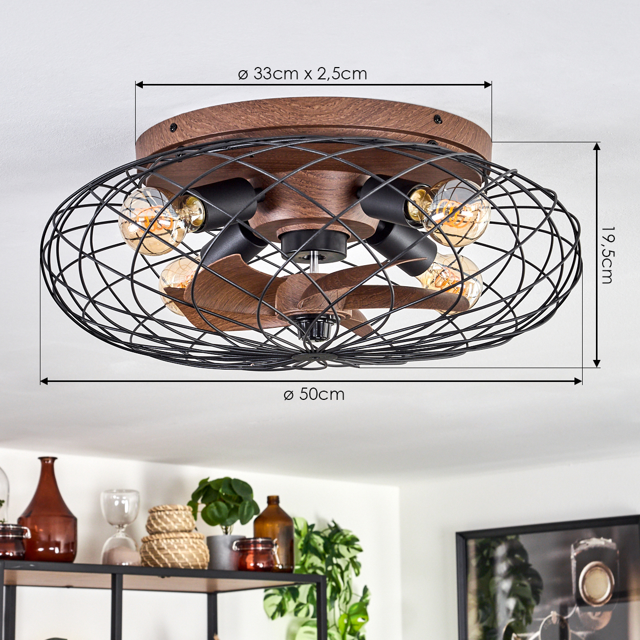 Deckenventilator mit Holz- und Metalldetails, Vintage-Glühbirnen.