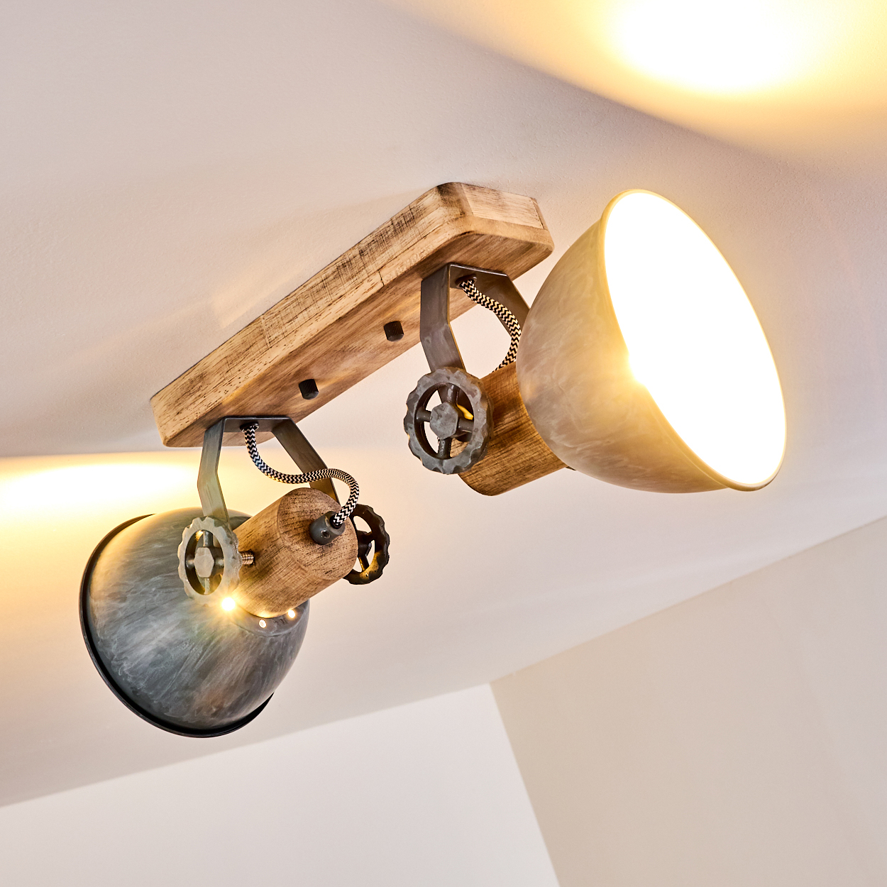 Deckenleuchte mit Holzbalken, Metallschirmen und Zahnrad-Akzenten.