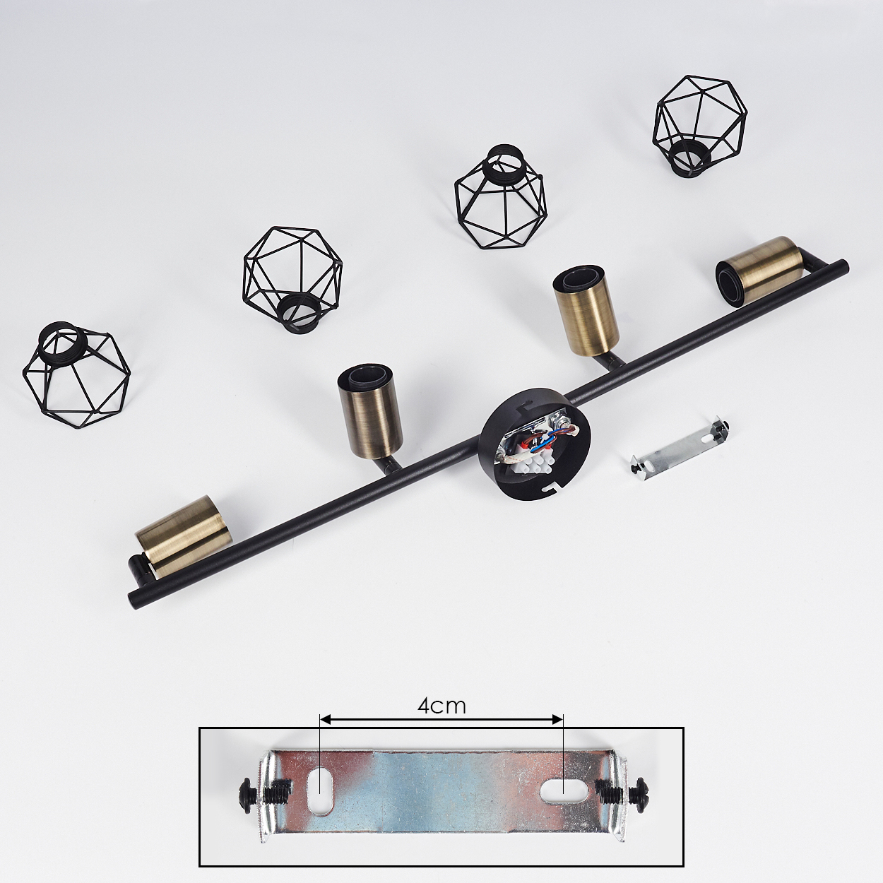 Schwarze Lampe mit vier Bronzefassungen und geometrischen Schirmen.