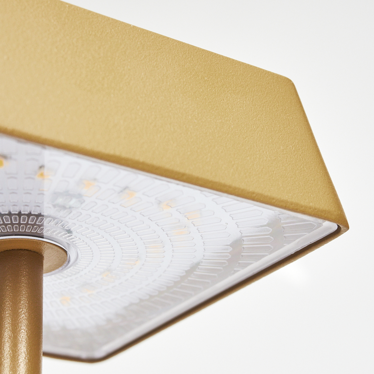 Goldene Lampe mit LED-Licht und strukturiertem Lampenschirm.