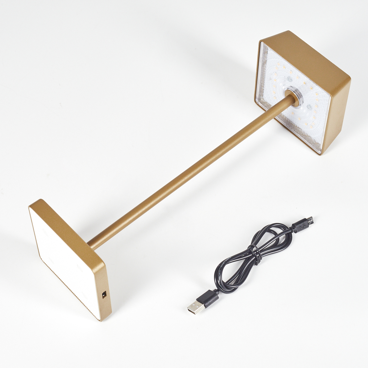 Goldene Lampe mit USB-Kabel auf weißem Hintergrund.