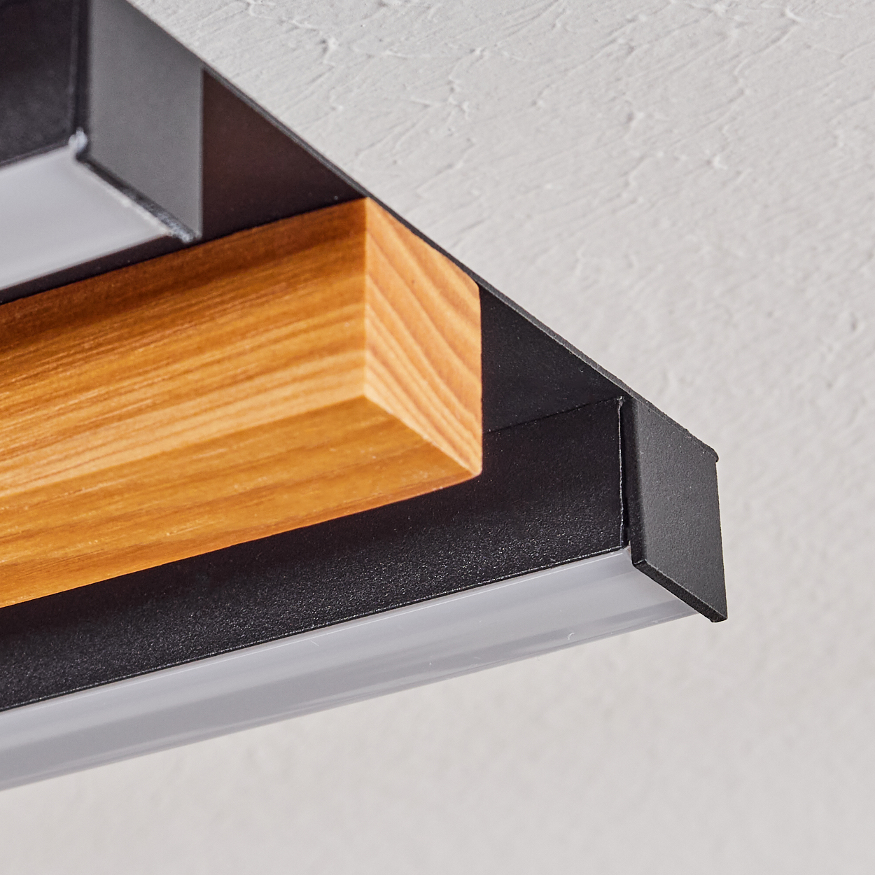 Deckenleuchte mit Holz- und Metallelementen sowie LED-Beleuchtung.