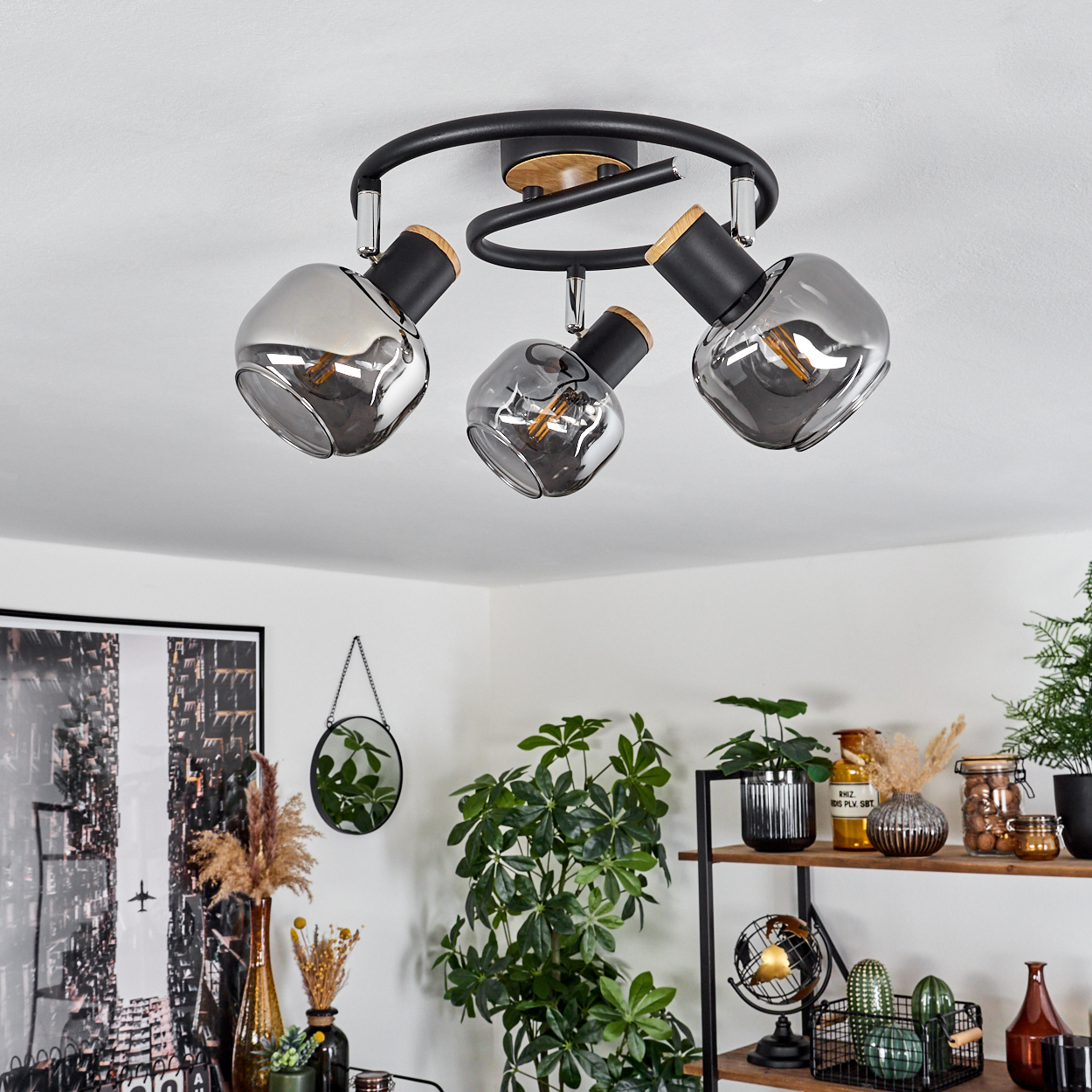 Deckenleuchte mit drei Rauchglas-Schirmen, Holz-Akzenten und schwarzem Metallgestell.
