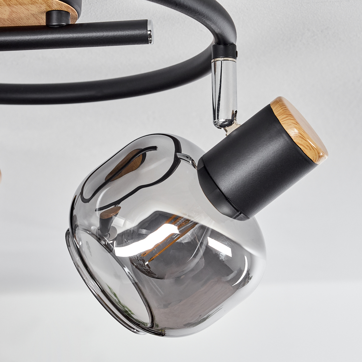 Moderne Lampe mit schwarzem Metallrahmen, Holzdetails und rauchglas Lampenschirmen.