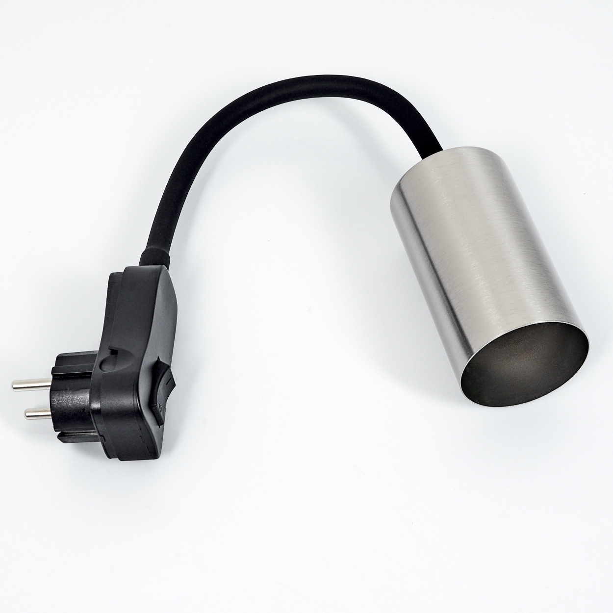 Ein schwarzer Stecker mit Schalter, verbunden mit einem Metallzylinder durch ein Kabel.