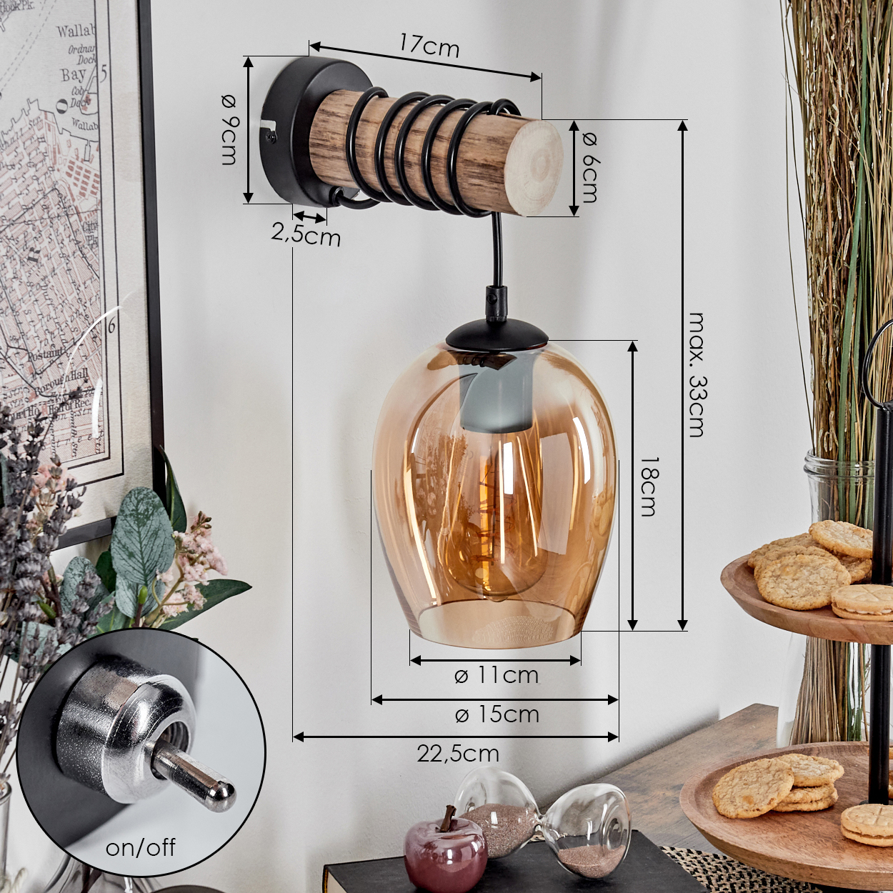 Eine Wandleuchte mit Holzdetail und bernsteinfarbenem Glasschirm. Maße sind angegeben.