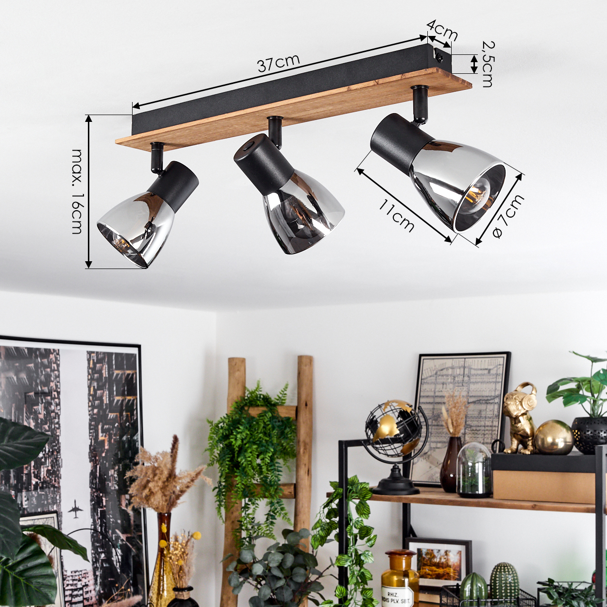 Deckenleuchte mit Holzsockel und drei schwenkbaren Metallspots in Chrom.