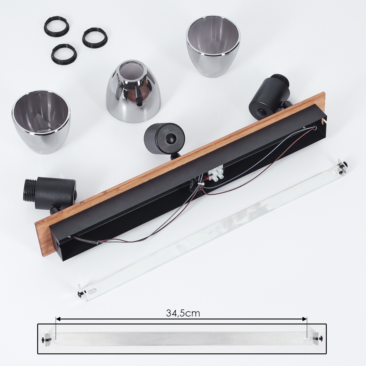 Teile einer Lampe: Leuchtenköpfe, Fassungen, Holzsockel, Metallstreifen.