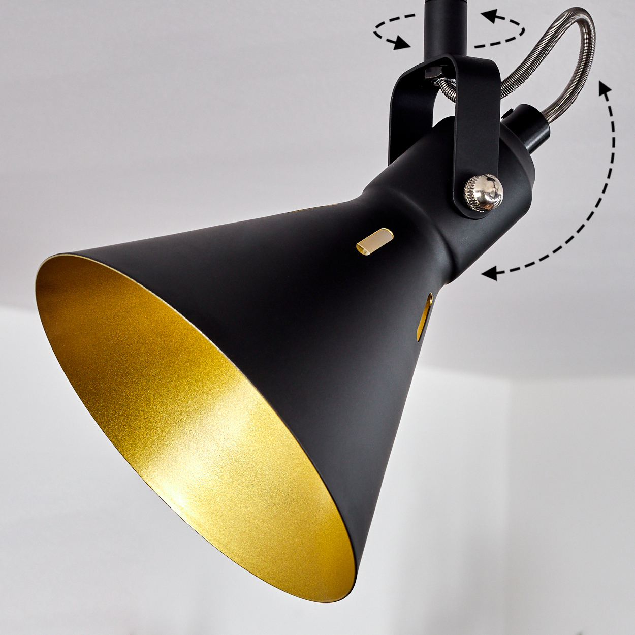 Schwarzer Strahler mit goldenem Reflektor, schwenkbar.