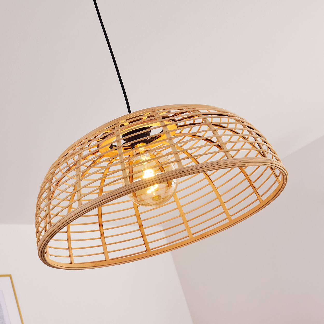 Eine hängende Lampe aus hellem Holzgeflecht mit einer Glühbirne.