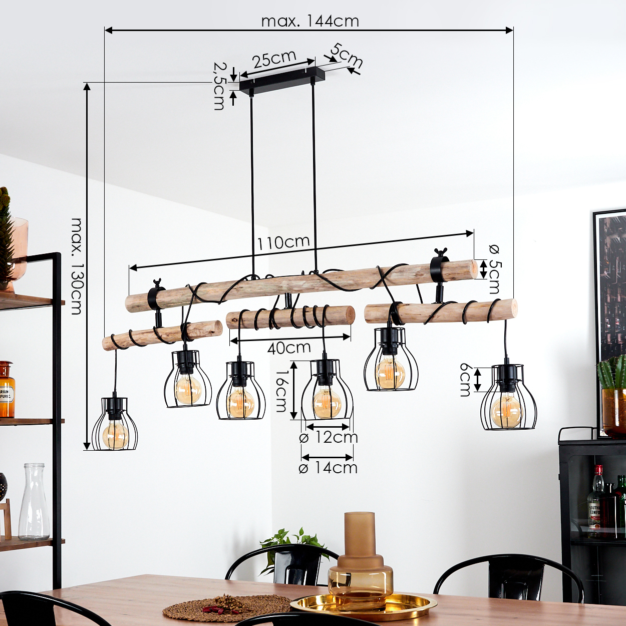 Eine rustikale Pendelleuchte mit Holzstamm und sechs Glaskolbenlampen.