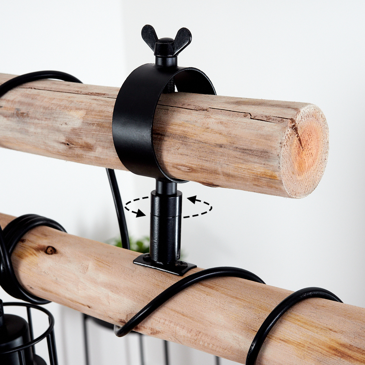 Schwarz-Metallklemme hält einen Holzbalken mit Flügelmutter und Verstellmechanismus.